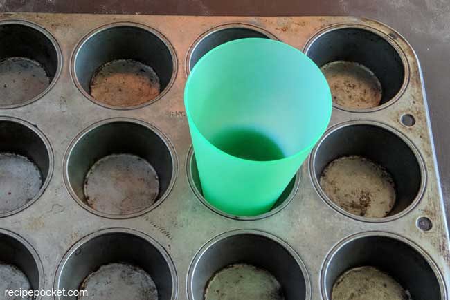 How to make muffin liners - cup moulding 3