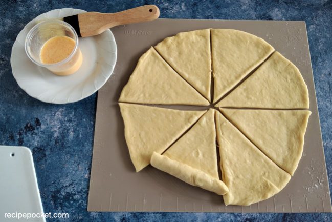 Rolling cresent roll dough