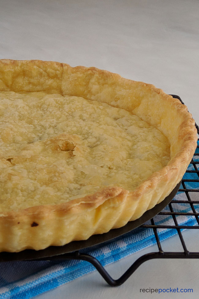 Side view of baked shortcrust pastry pie case.