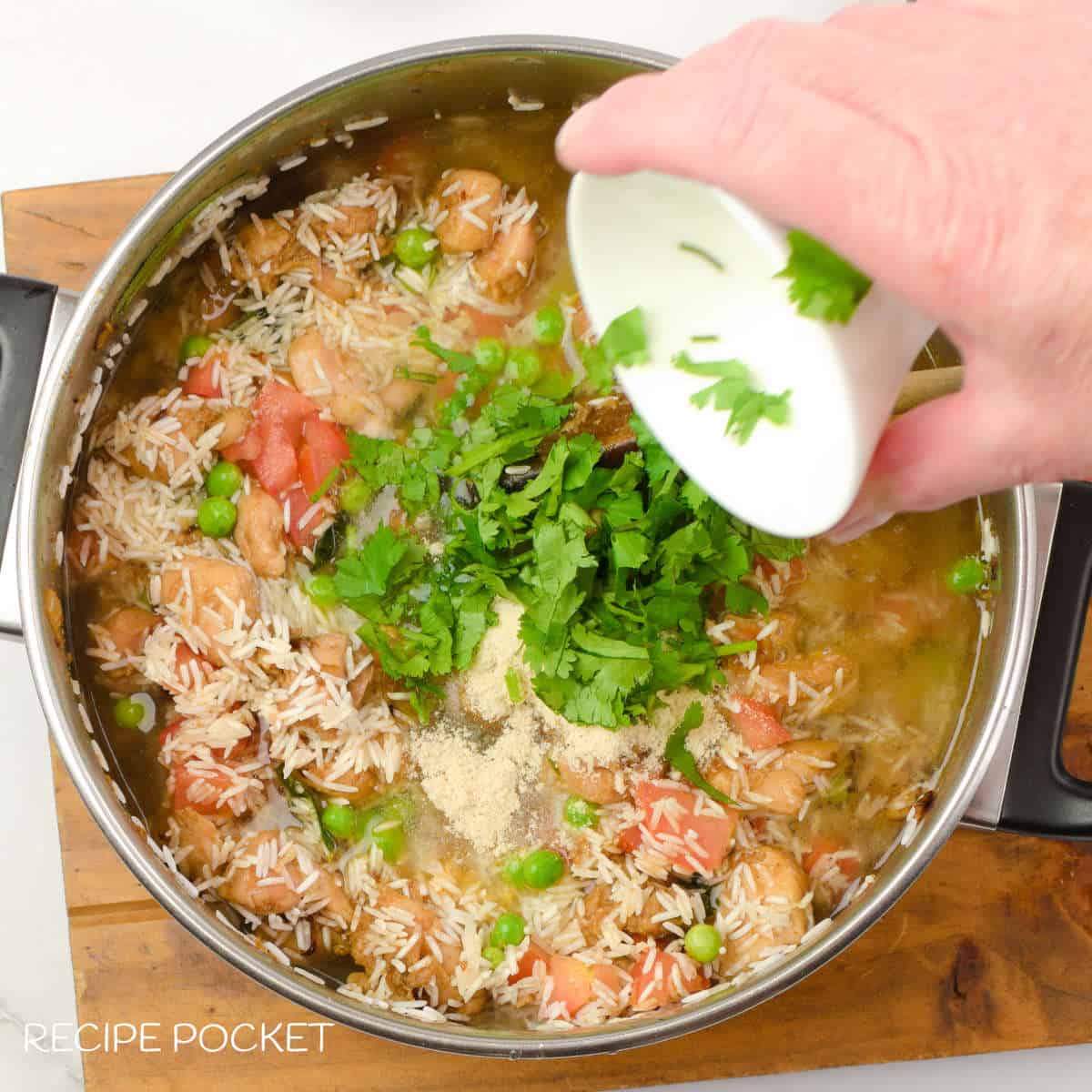 A pot of uncooked chicken pulao.