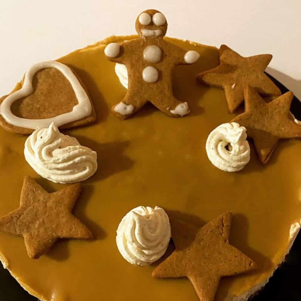 Cheesecake with gingerbread cookies on top.