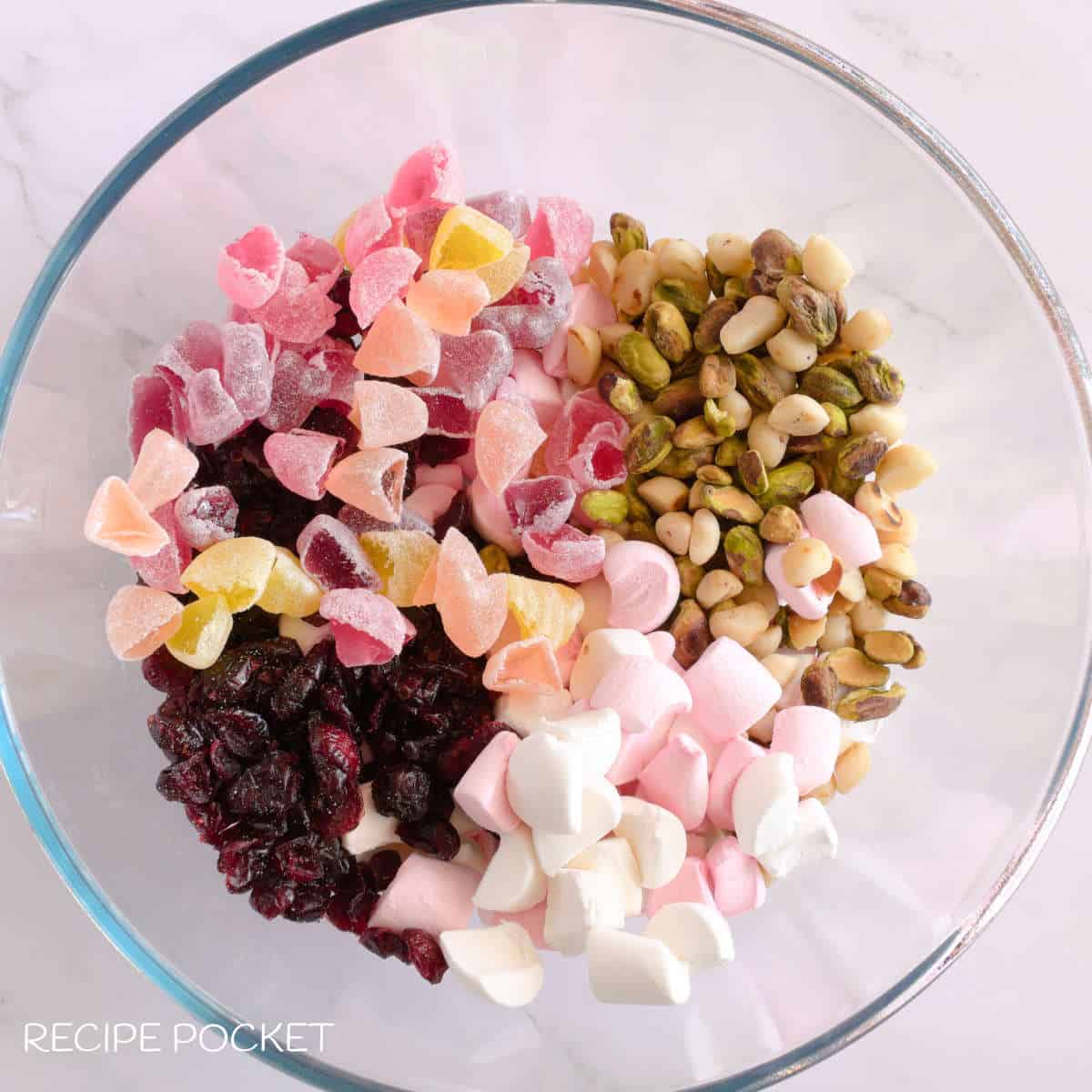 Marshallows, sweets and nuts in a bow;/